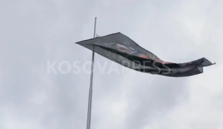 Flagge mit Bildern von ehemaligen KLA-Kommandanten in Den Haag