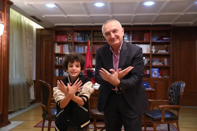 Dor-Albanais: Ilir Meta photo avec Leka, petit-fils d'Ibrahim Rugova