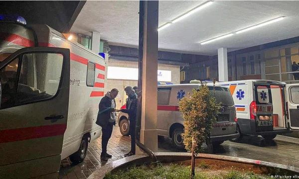 Zwei Studenten begraben in Glodjan von morgen