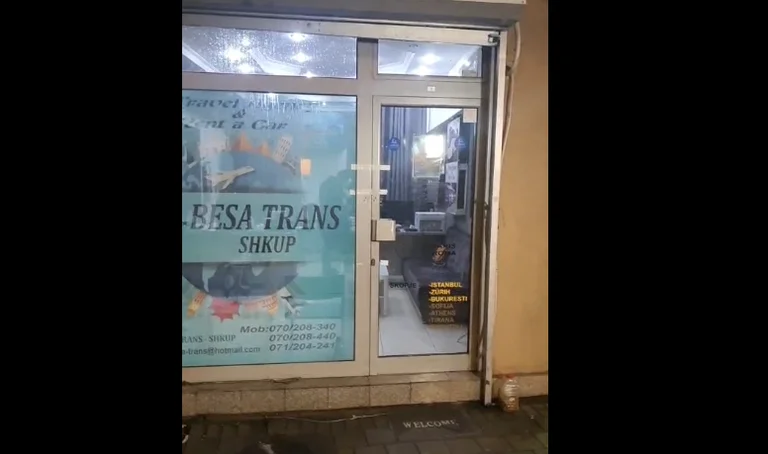 Ispettori hanno nuovamente inserito l'ufficio “Bes Trans”, visto con documenti in mano