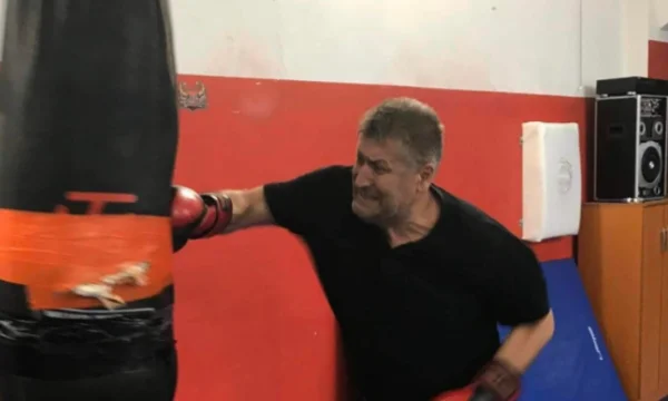 Chi ha fatto Zafir Berisha inviare il messaggio attraverso l'immagine che colpisce la borsa di boxe