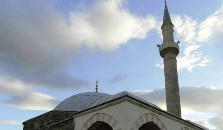 Hyenas betreten eine Moschee in Podujevo: Stealing 30 Euro