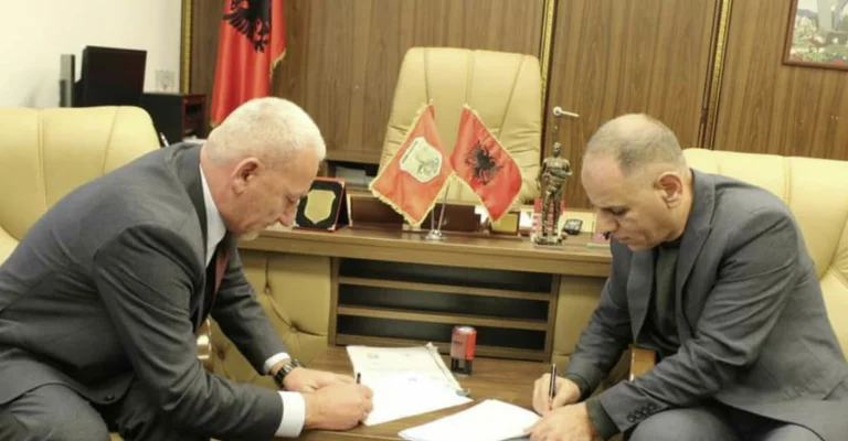A pesar de sus quejas, Rufki Suma entrega la tarea del Presidente Mehmet Ballage