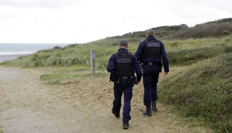 Les tensions entre Paris et Londres : Les migrants au canal de Calais en colère deux chefs de centre