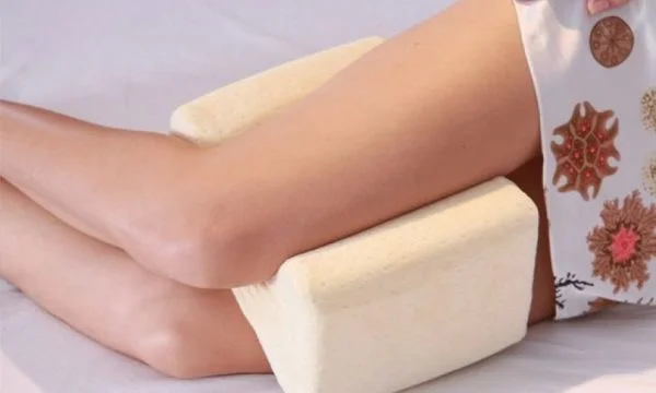 Was passiert mit Ihrem Körper, wenn Sie mit einem Kissen zwischen Ihren Beinen schlafen?
