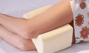 Was passiert mit Ihrem Körper, wenn Sie mit einem Kissen zwischen Ihren Beinen schlafen?