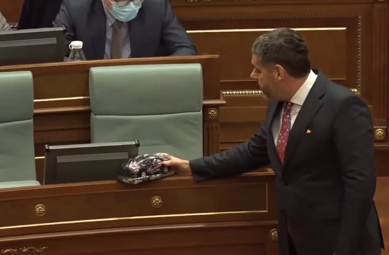Jeepzie: il deputato Kastrati dà a Kurt un <x0-gip nero