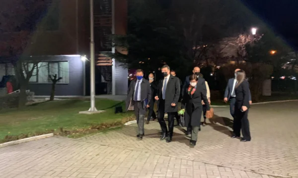 Lajcak va all'ufficio di Kurt