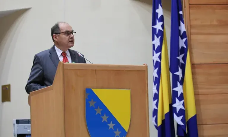 Schmidt dice male a Dodik: Non può tornare indietro senza perdere la faccia.