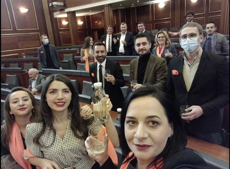 Nushi dice que por fin algunos diputados de VV tendrán qué hacer: Dalin llena el agua con secuencia recomendadax1