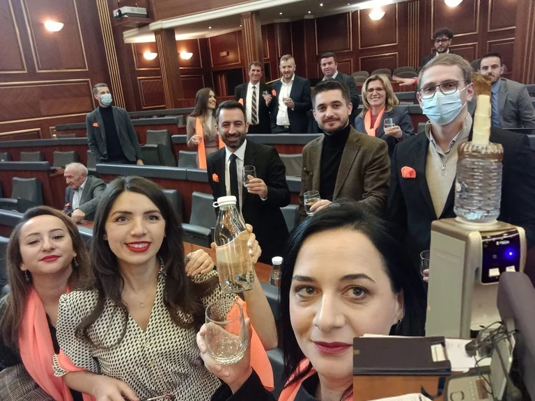 ¿La victoria con otras bebidas de Albin con vidrio pero llenarlas de plástico? (Foto)