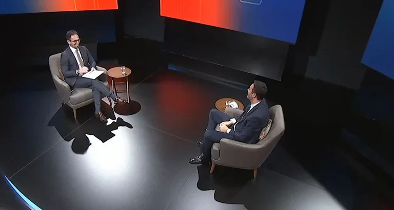 Plötzlich bricht etwas im Studio, hier ist die Reaktion von Glauk Konjufca