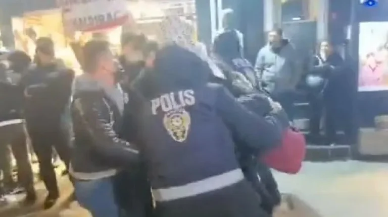 Caos in Turchia: In valuta locale, i cittadini per le strade cercano la partenza di Erdogan