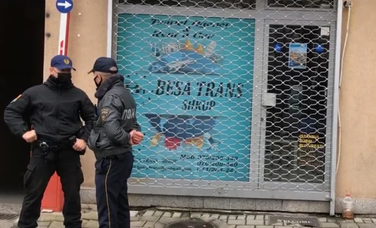 La polizia entra nell'ufficio di Besa Trans, nome del proprietario della compagnia di autobus
