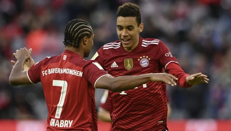 Gnabry und Musiala Impfstoff nach Druck von Bayern Münchenu