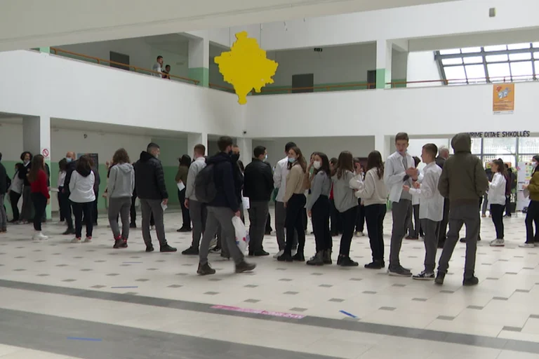Estudiantes de la escuela secundaria - CO VID en su objeto escolar