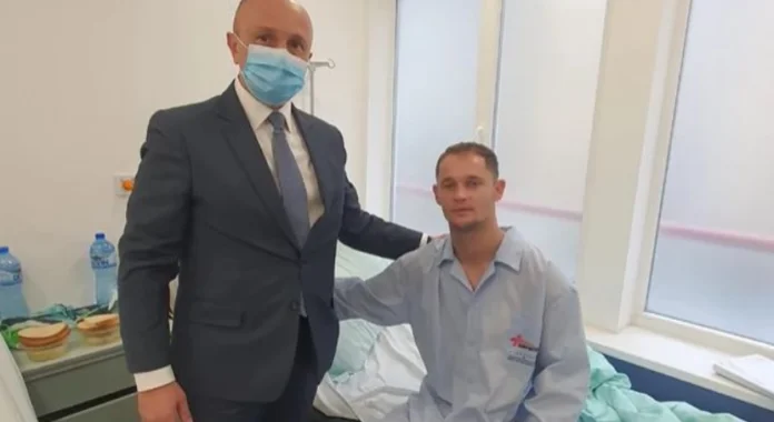 Serben sind stolz auf die Albaner, die 6 Passagiere von den Flammen gerettet hat: Ein echter Held