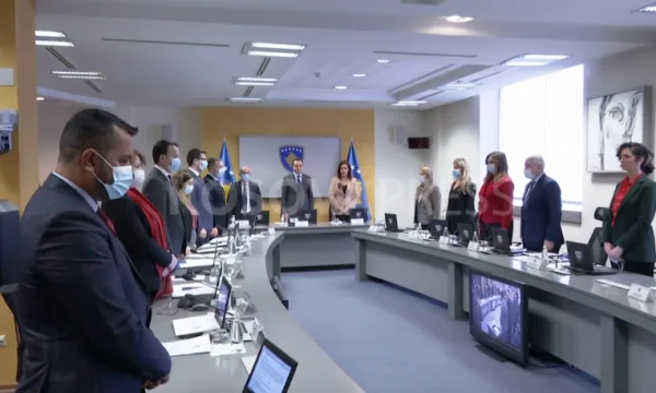 El gobierno de Kosovo tiene un minuto de silencio para las víctimas del trágico accidente