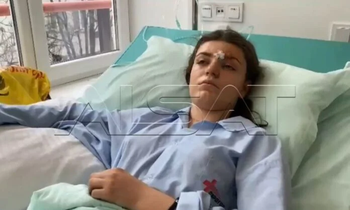 Die 17-Jährige zeigt den schrecklichen Moment, als sie aus dem brennenden Bus raus wollte.