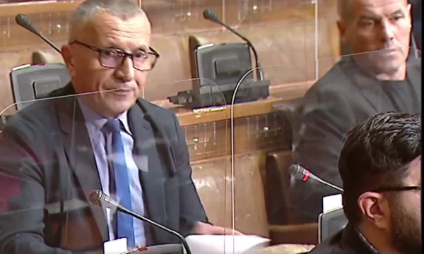 Kamberi en el Parlamento de Serbia cita los versos albaneses