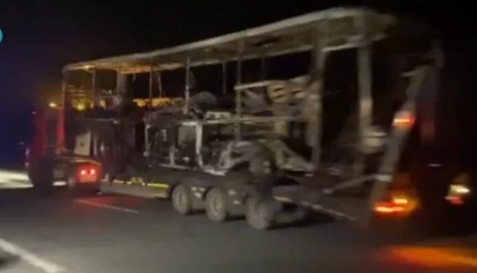 L'autobus che lascia il sito di disastro della Bulgaria
