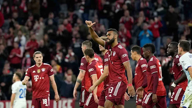 Estos son 22 jugadores jugando el primer minuto en el juego Dinamo Kiev