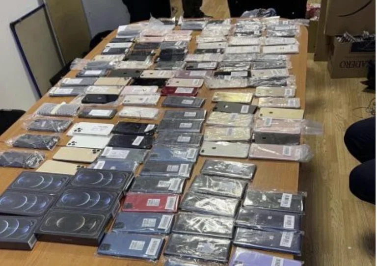 Se han buscado seis tiendas: Gran cantidad de teléfono inteligente confiscado