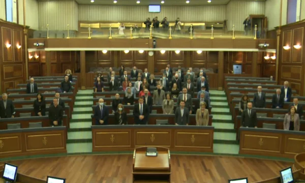 Das Parlament beginnt mit einer Minute Stille für die deutsche Bus Tragödie zu hören