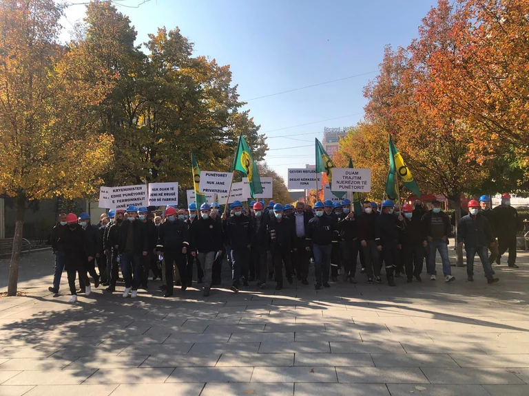 Protest: Ferronikel workers massively attack Kosovo Government object