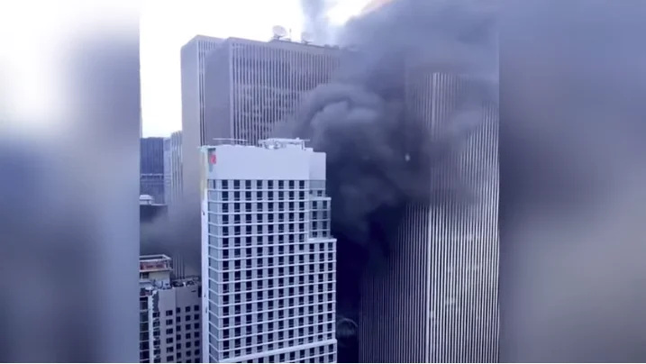 Il fuoco scoppia all'edificio di 49 piani di Manhattan, parte della città è morta.
