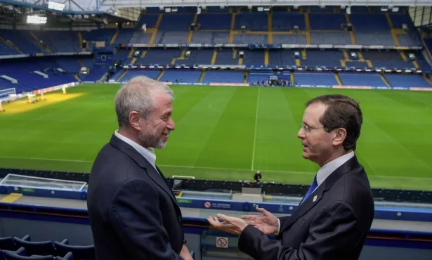 Roman Abramovich kehrt zum ersten Mal in vielen Jahren nach Chelsea zurück, nachdem das Visum Chaos