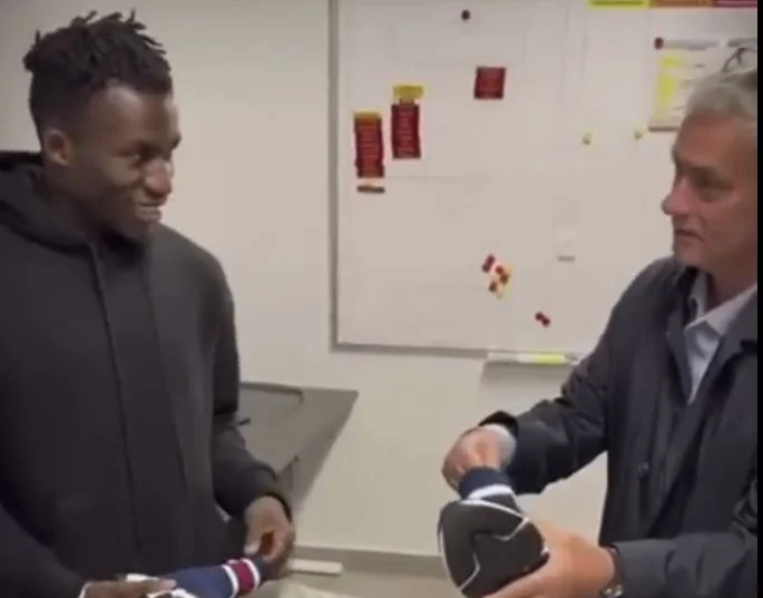 Morainho erfüllt sein Versprechen, seine Schuhe von seinem Spieler zu kaufen, der ihn letzte Nacht Sieg sichern