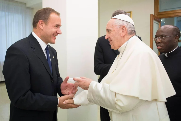 Anton Berisha: La decisione di Donika Gervalas di contattare il Vaticano è scandalosa