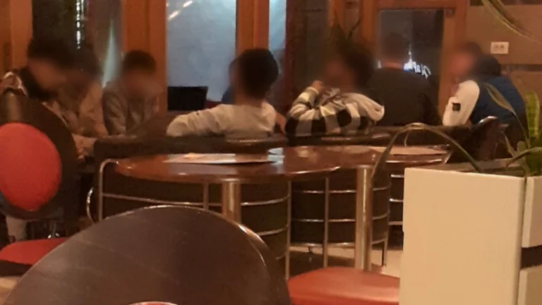 Wie hast du von der Bar in Gjakova entfernt?