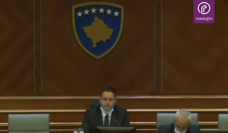 Konjufca dice una cosa nel paese, applaudito dai deputati del PDK