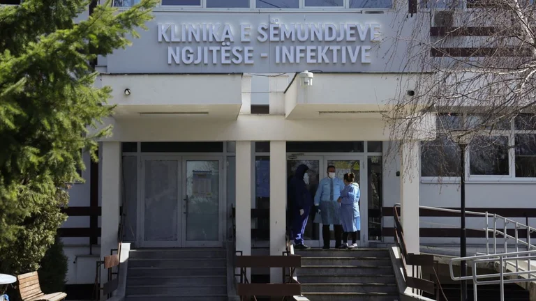 Rëndohet gjendja me koronavirus në Kosovë, shkon në 62 numri i pacientëve të shtrirë në Infektivë