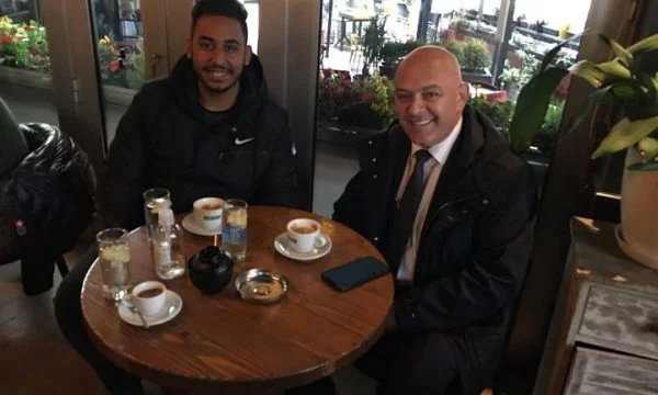 Ginny trinkt Kaffee mit Florenti: Kein Platz in Kosovo zur Diskriminierung
