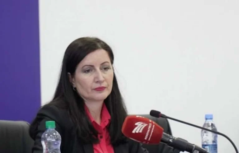 Pidió una caída de sueldo en tiempo de campaña: la hermana de Albin sólo 28.000 euros de salario mensual aprobado