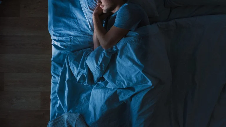 Ci sono molte ragioni per cui gli uomini dovrebbero dormire meglio senza vestiti!