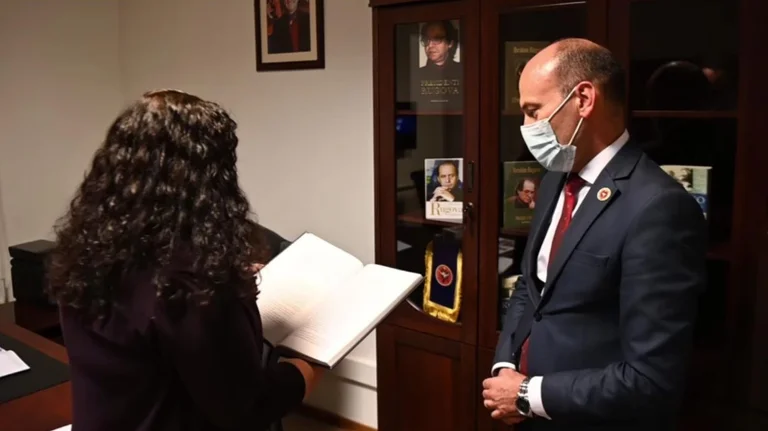 Rédige le document : C'est ainsi que le conseiller de Vjosa Osman a été légalement nommé représentant au Saint-Siège.
