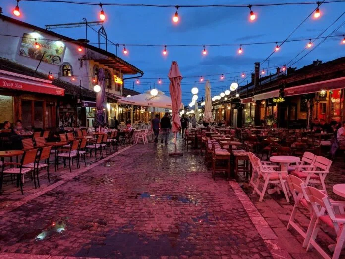 Dies ist der Barmanager in Gjakova: Es ist eine Lüge. Wir haben Kameras, die beweisen, dass niemand übrig ist.