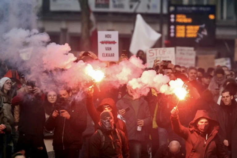 Tensions in Brussels: Nearly 35 thousand anti-mass protesters, police used tear gas and water cannons