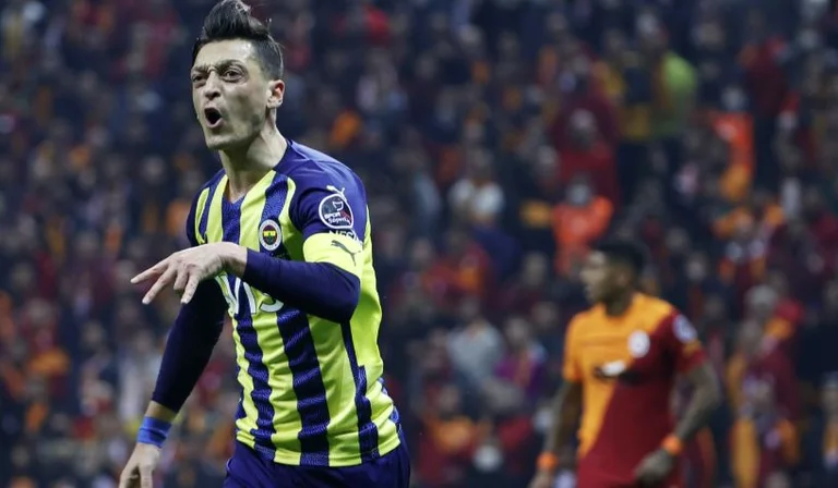 Fenerbahce makes the madness, beats Galatasarayn without a player with last minute goals