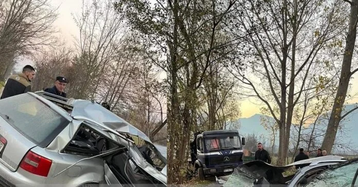 Ein schreckliches Unfall in Decan: Auto teilt sich in die Hälfte, indem er den LKW beeinflusst