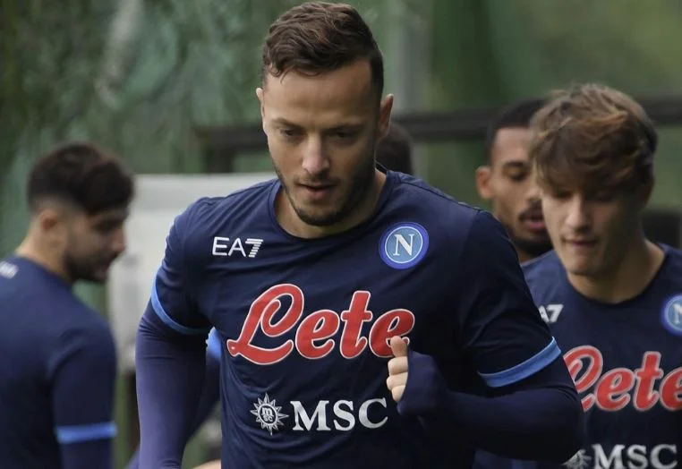Offizielle Formationen: Inter Napoli, Candor beginnt