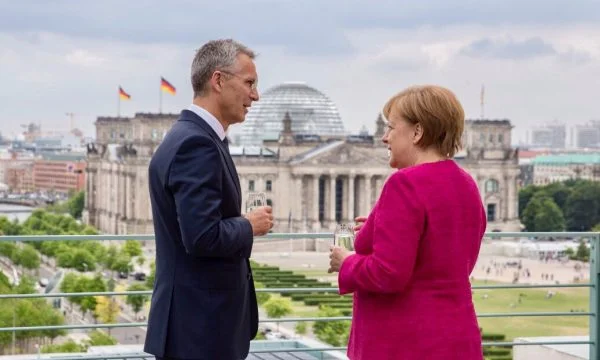 Stoltenberg con dedizione per “Iron Lady” dopo 30 anni di cooperazione