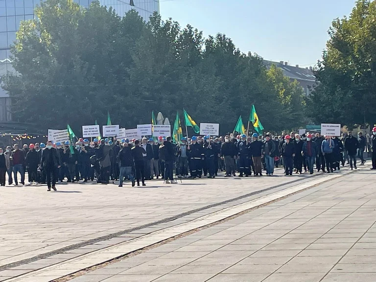Dehydrated square: Fernikil workers organise protests before government on November 23rd
