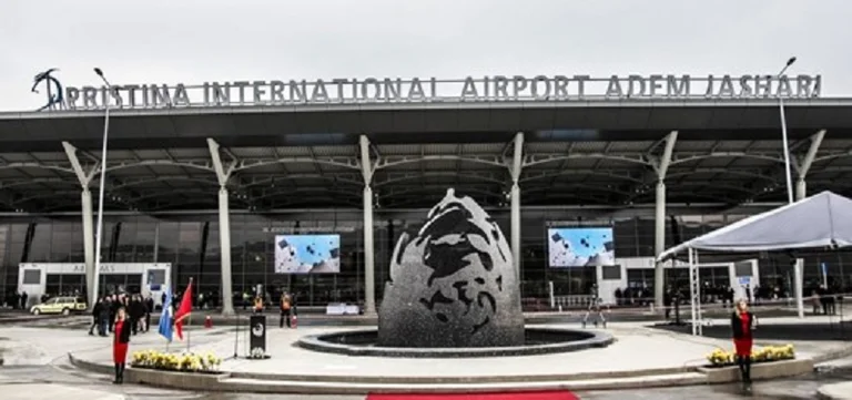 Solo due persone vaccinate per due giorni all'aeroporto di Pristina