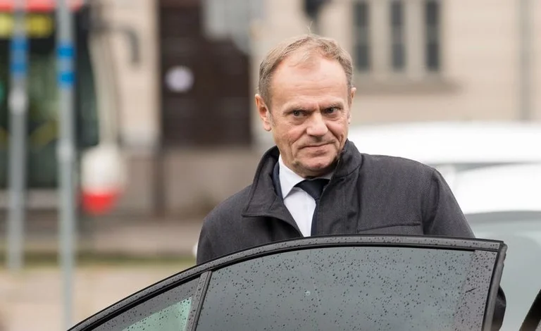 Tusk rápidamente pasos en su coche, consigue su licencia de conducir, y es multado por la policía