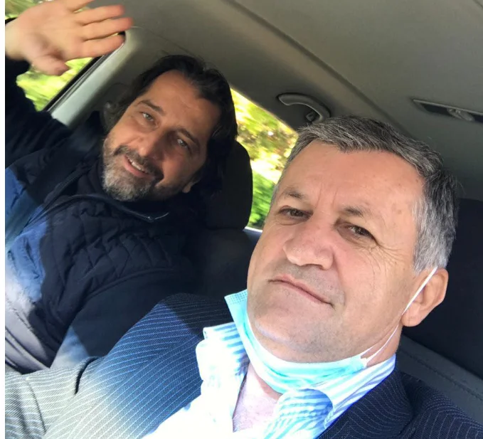 Photo Ismet Beqiri avec Rama: Nous avons scellé la victoire, VVIE ELLE a aidé même Kurt avec les jeeps noires.